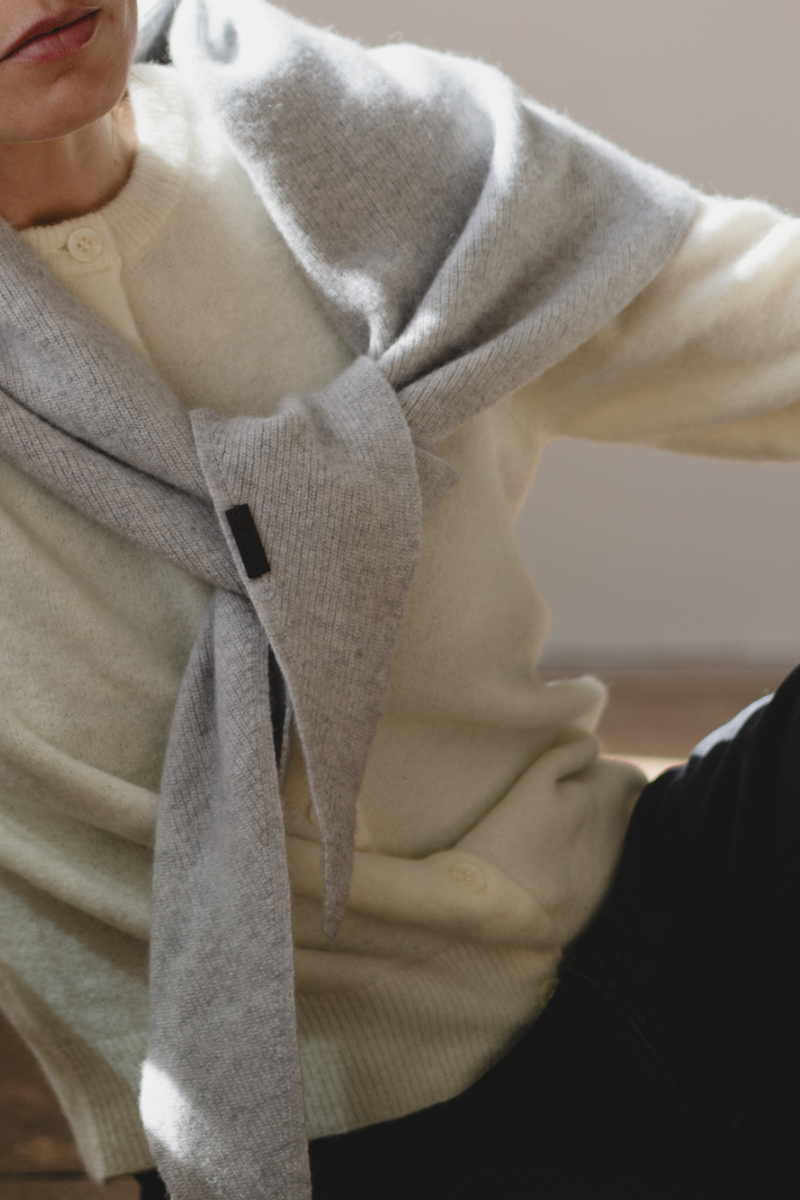 TRIANGLE SCARF GREY