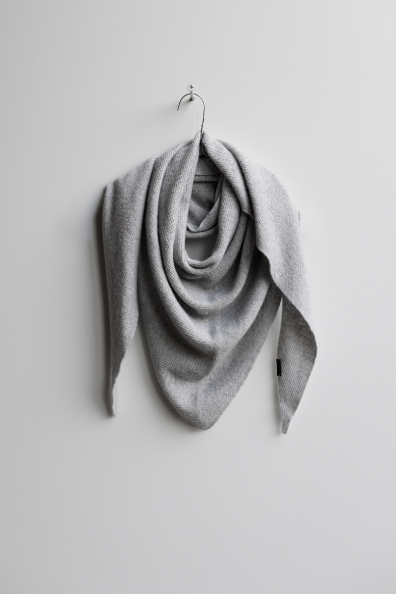 TRIANGLE SCARF GREY